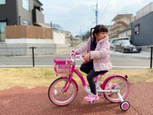 4歳児が補助輪付き自転車に乗れないって遅い 他の子が気になる