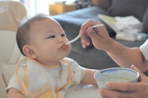 生後6ヶ月の子におやつは必要 いつごろからあげればいい